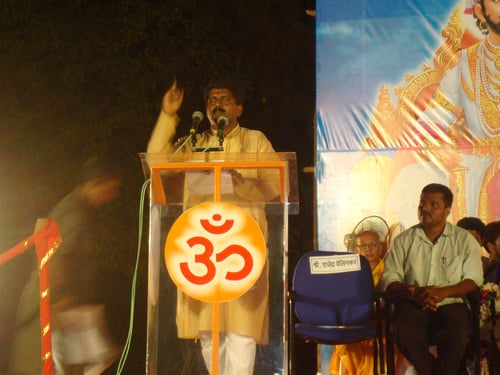 Shri. Jayesh Thali, HJS announcing resolutions in the Maha Sammelan